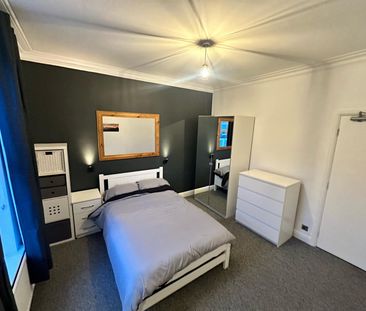 Newly Refurbed modern Home for Working Professionals Room 5 - Photo 3