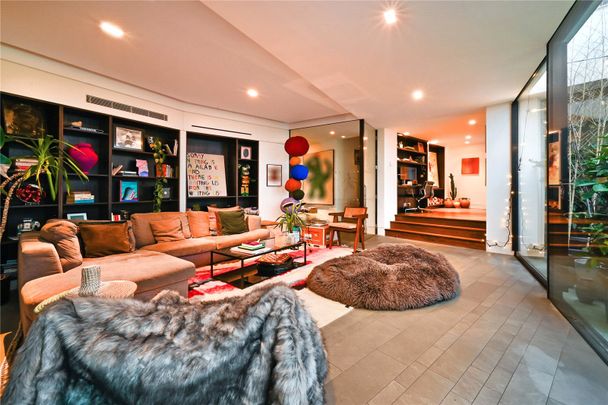 A Stunning Hyde Park Apartment in a Historic Conversion - Photo 1