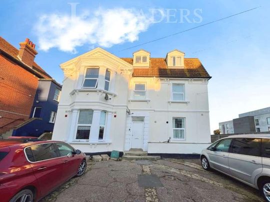 Penfold Road, Close To Seafront, CO15 - Photo 1