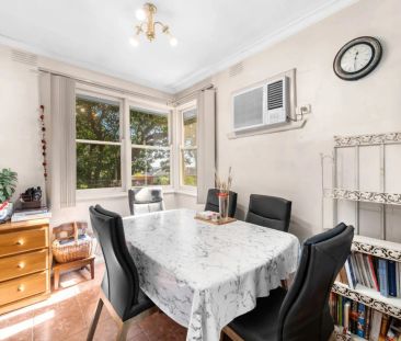 Family Comfort in a Quiet Pocket, Close to Shops & Schools - Photo 3