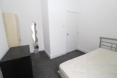 3 bedroom flat to rent - Photo 3
