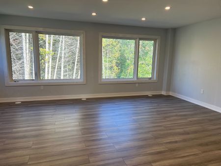 For Lease - 150 Blue Forest Crescent, Barrie, Ontario - Photo 2