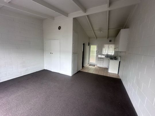 Bedsit Flat - Handy Position - Photo 1
