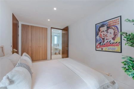 2 bedroom flat in Primrose Hill - Photo 2