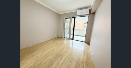 Modern & Spacious 2 Bedroom Apartment in the Heart of Kogarah - Photo 5