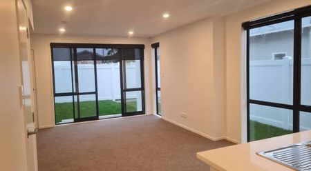 Modern Townhouse in Prime Point Chevalier Location - Photo 3