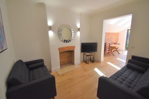 6 Bed Terraced House, Donnington Road, RG1 - Photo 1