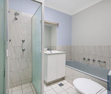 Spacious Three-Bedroom Townhouse in Westmead - Photo 4