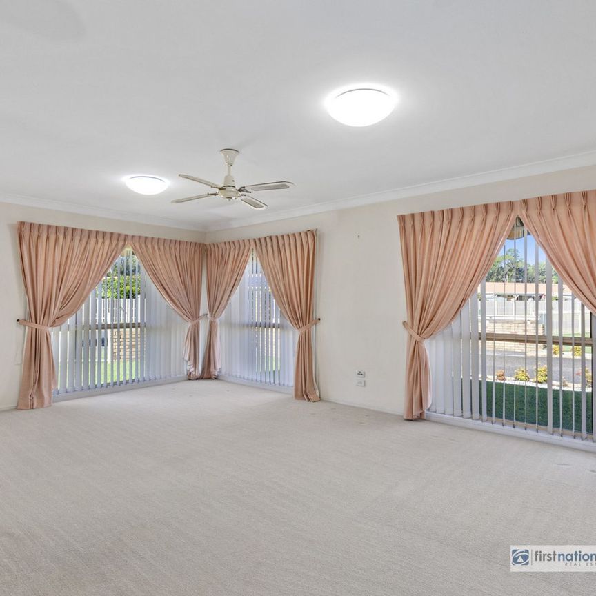 Freestanding Villa with large courtyard - Photo 1