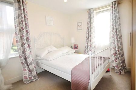 Vicarage Road, Egham, Surrey, TW20 9GH - Photo 3