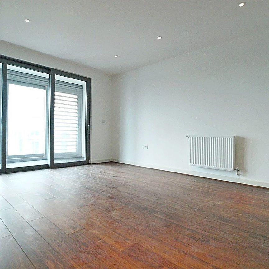 TW8, Westgate House - Photo 1