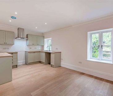 Newly renovated woodland cottage with wraparound garden on the outskirts of Knutsford. A Crown Estate property. - Photo 2