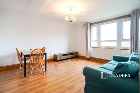 3 bedroom flat to rent - Photo 4
