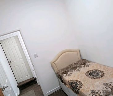 Room in a Shared House, Pink Bank Lane, M12 - Photo 2