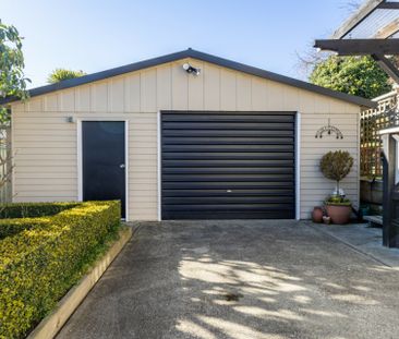 Tidy Two Bedroom - Photo 3