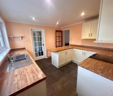 4 bedroom detached house to rent - Photo 4