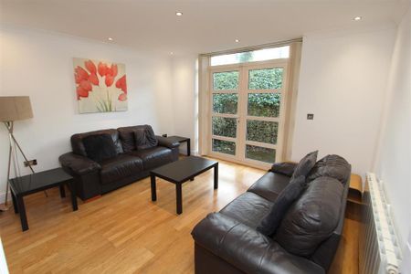 2 bedroom flat to rent - Photo 2