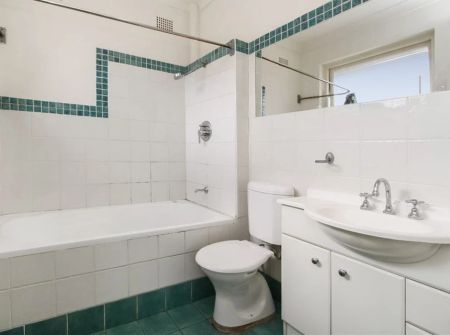 Spacious, Light Filled Two bedroom Apartment - Photo 5