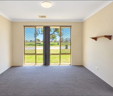 Spacious 4-Bedroom Family Home Opposite Beautiful Parkland! - Photo 3
