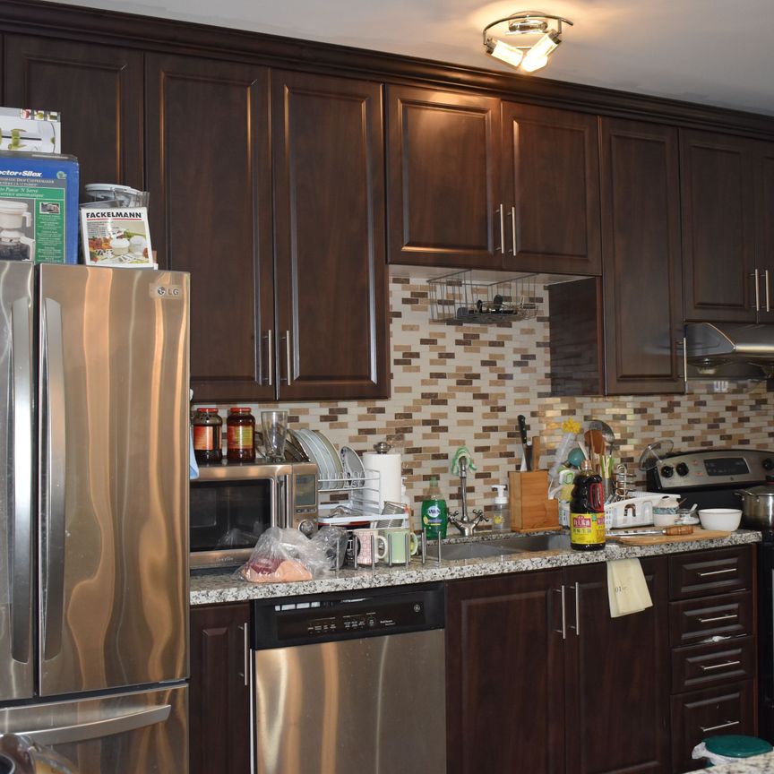 For Lease - 966 Dundas Street, Toronto, Ontario - Photo 1