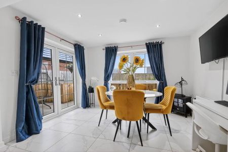 21 Charlestown Hall Gardens, Lisburn, BT28 0AL - Photo 3