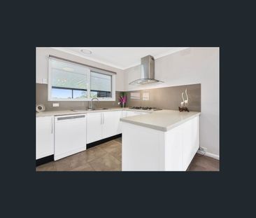 PERFECTLY POSITIONED FAMILY HOME - Photo 5