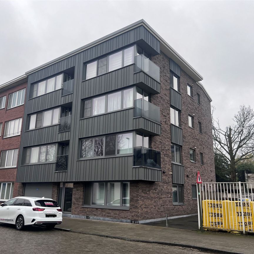 Lichtrijk appartement met 2 slaapkamers, ingerichte keuken en fietsenstalling! - Photo 1