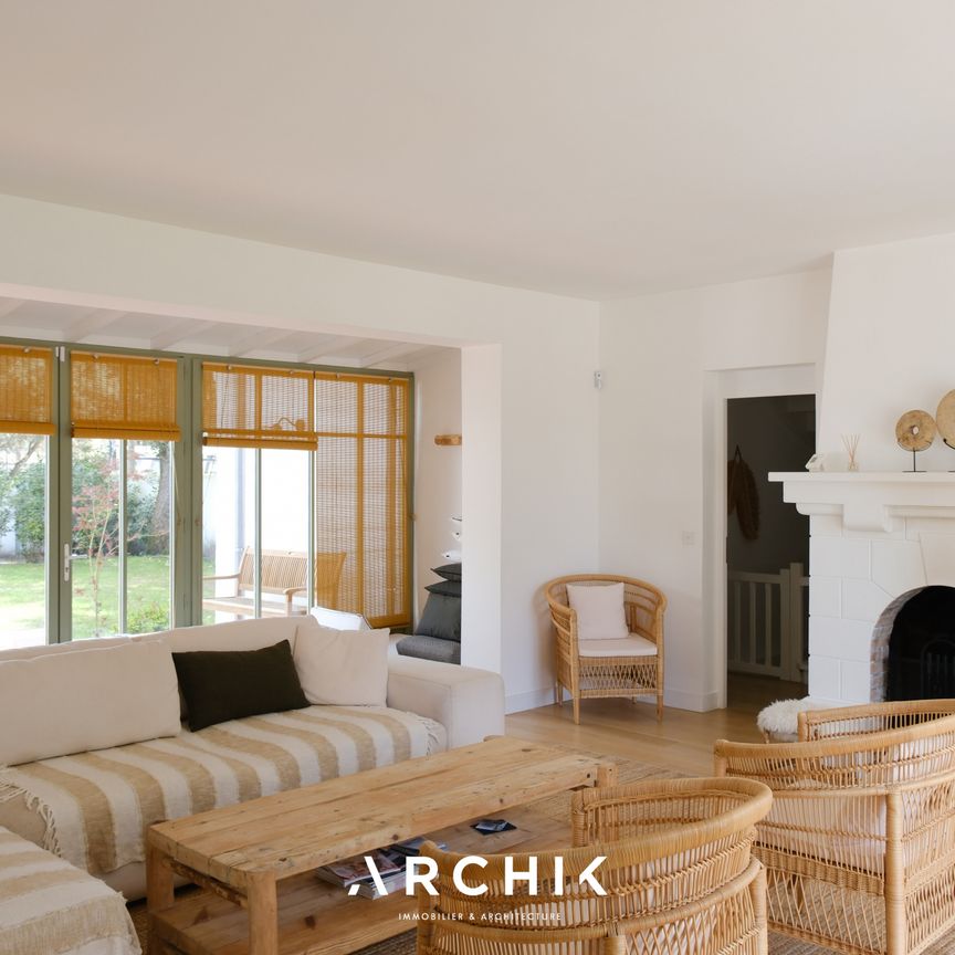 Architecture d'inspiration Basco-Landaise, cette villa typique du Pyla, se tient sur un terrain de 900 m2 et dispose d'un accès privé à la plage qui lui confère un caractère d'exception. - Photo 1