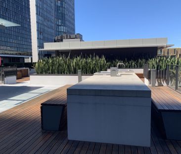 Modern One Bedroom in Central Park – Prime Location! - Photo 2