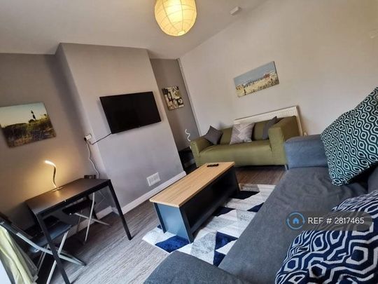 4 bedroom semi-detached house to rent - Photo 1