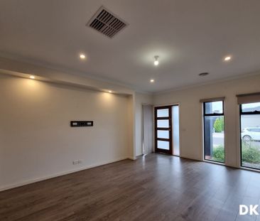 Family living home in Tarneit - Photo 2