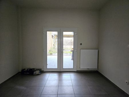 Ruime gezinswoning met tuin en carport in centrum - Photo 2