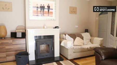 Room for rent in 3-bedroom house in Tymon North, Dublin - Photo 2