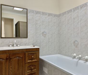 Spacious Villa with Fenced Courtyard - Photo 4