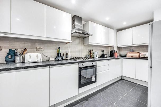 2 Bed Flat, The Grange, W13 - Photo 1