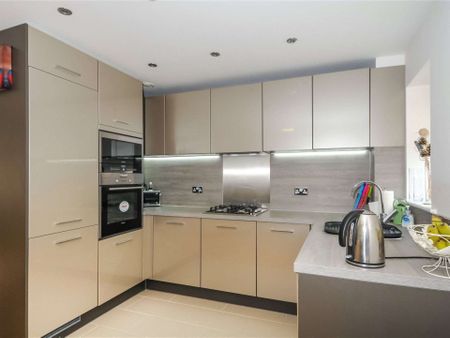 A contemporary ground floor apartment set in a popular development - Photo 4