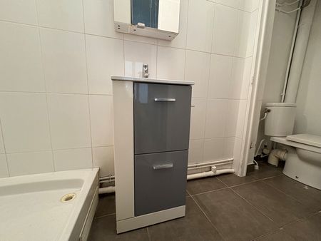 STUDIO 20 m2 – REFAIT A NEUF – en rez-de-chaussée – sur COUR – - Photo 3