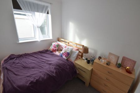 1 Bedroom Flat To Rent in Boscombe - £700 pcm Tenancy Info - Photo 3