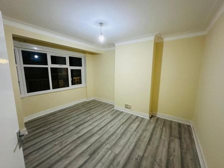 3 bedroom flat to rent - Photo 2