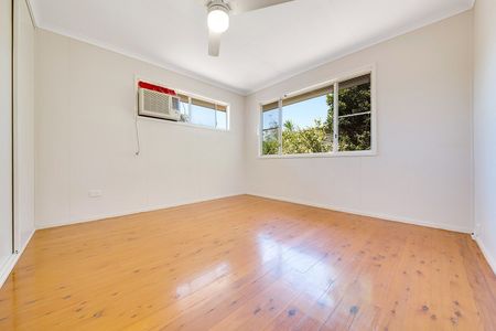 :: BREAK LEASE - NEAT AS A PIN, 3 BEDROOM FAMILY HOME - Photo 4