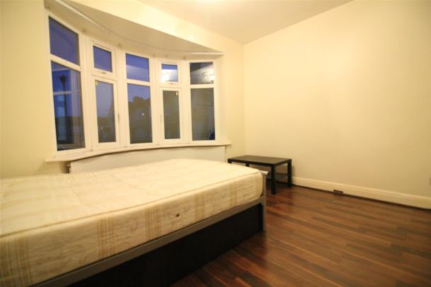 Rose Gardens, Southall - Photo 1