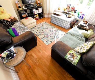 4 bedroom Flat in Otley Road, Leeds - Photo 1