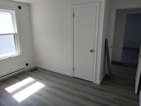 68 MELROSE AVENUE – 3 BEDROOM UNIT AVAILABLE MAY 1ST! TOP FLOOR - Photo 2