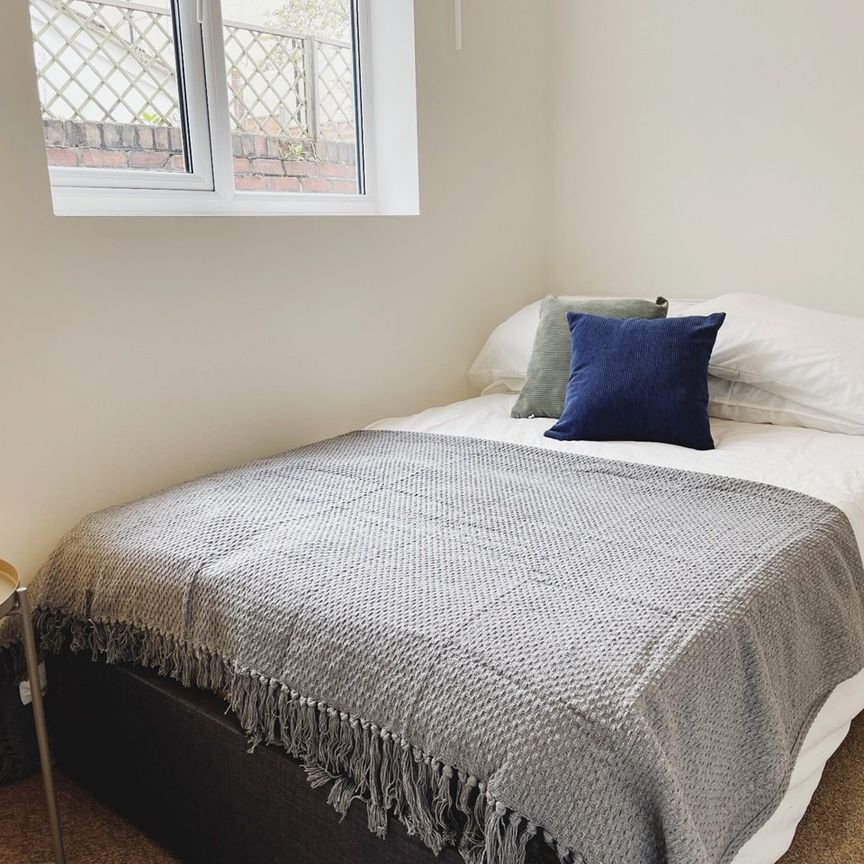 6 Bed Semi-Detached House, Clifton Rd, L6 - Photo 1