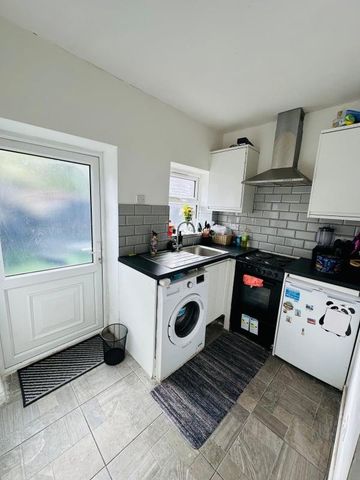 1 bedroom in a house share to rent - Photo 2