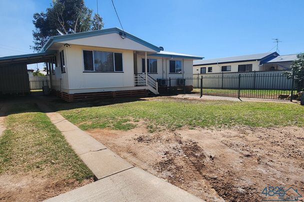 3 BEDROOM FAMILY HOME IN SUNSET - Photo 1