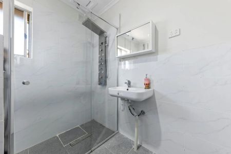 Neat & Low-Maintenance 2-Bedroom Unit in Convenient Kilburn - Photo 2