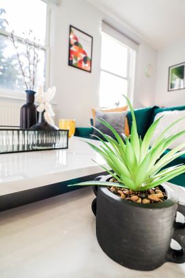 2 Bed Flat, St. John's Hill, SW11 - Photo 1