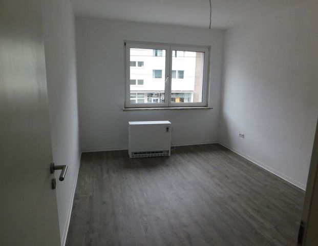 Frisch renoviert! Klasse 3-Zimmer-Wohnung mit Balkon! - Foto 1