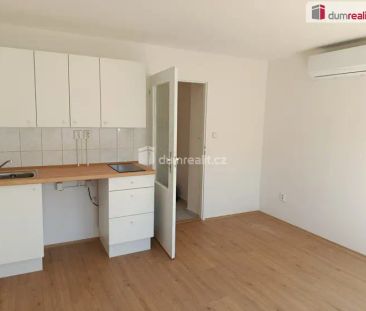 Pěkný podkrovní byt 1+kk po rekonstrukci, Praha 10 - Strašnice - Фото 5